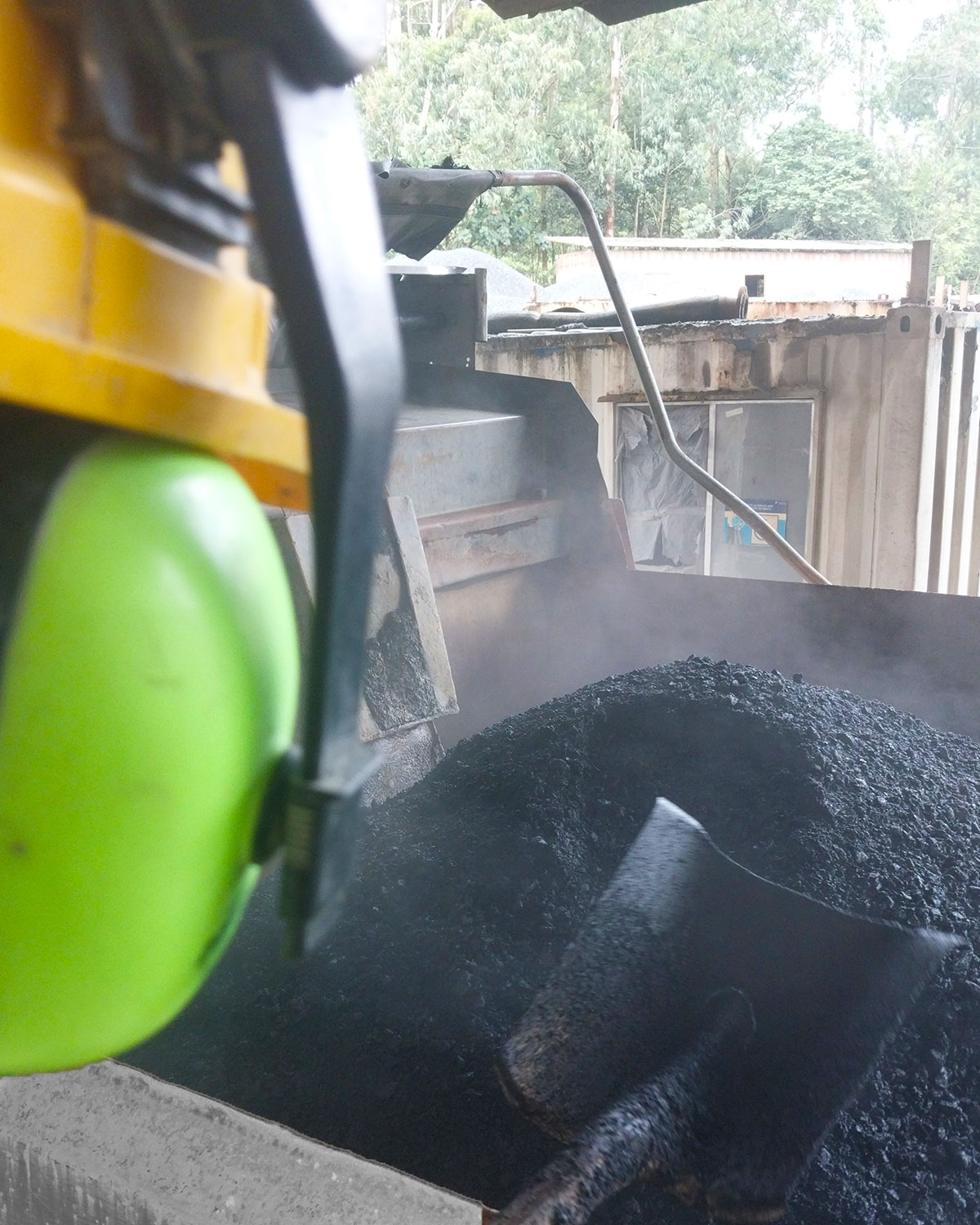 Cargue de mezcla asfáltica en volqueta